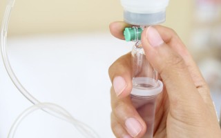 隐形眼镜怎么用护理液，隐形眼镜怎么用护理液清洗